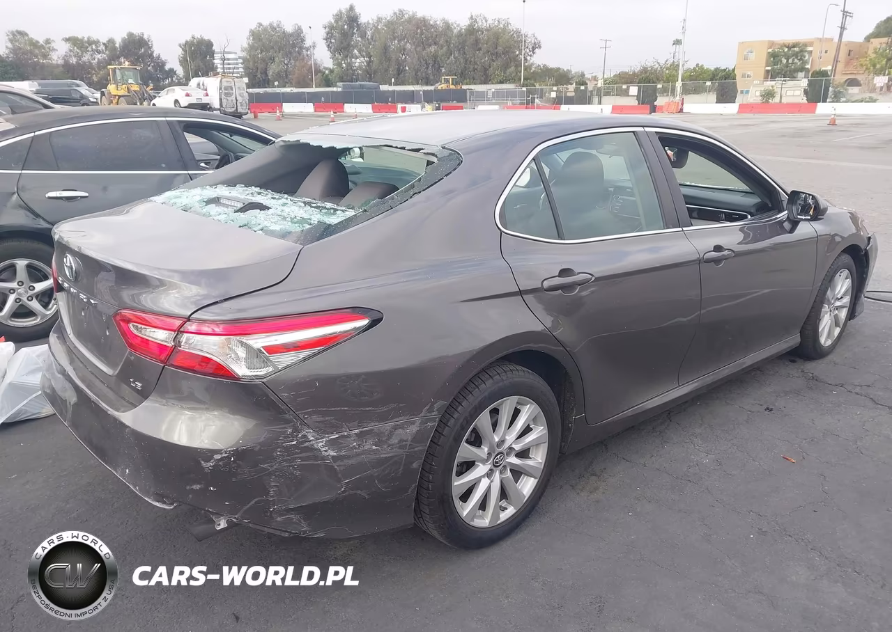 2018 Toyota Camry Le VIN:4T1B11HK9JU065582 - 4