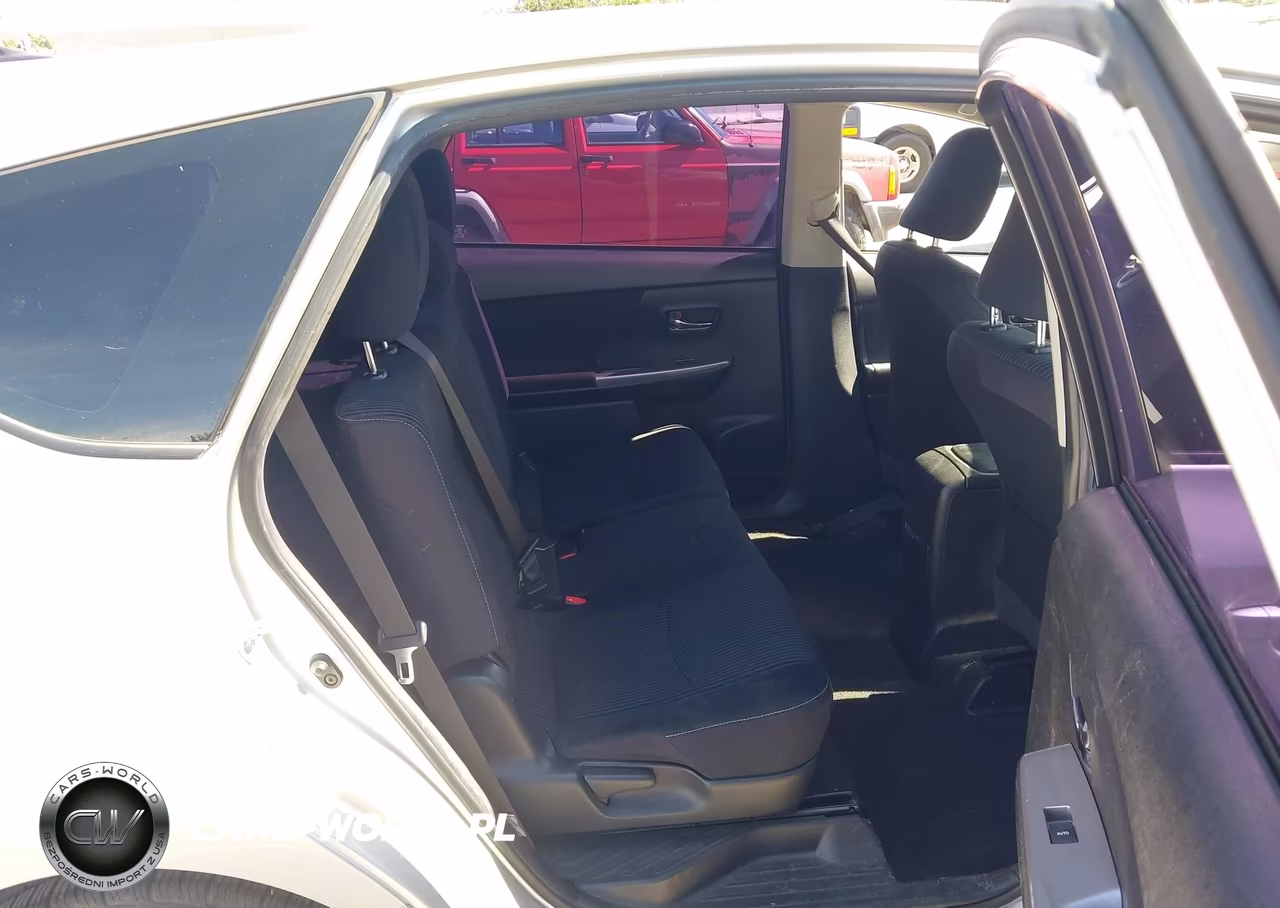 2015 Toyota Prius V Three VIN:JTDZN3EU8FJ017993 - 8