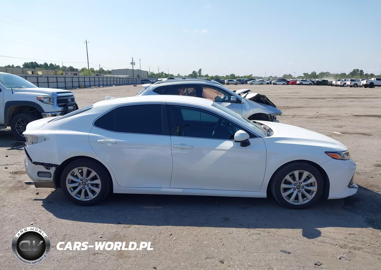 2019 Toyota Camry Le VIN:4T1B11HK1KU173552 - 13