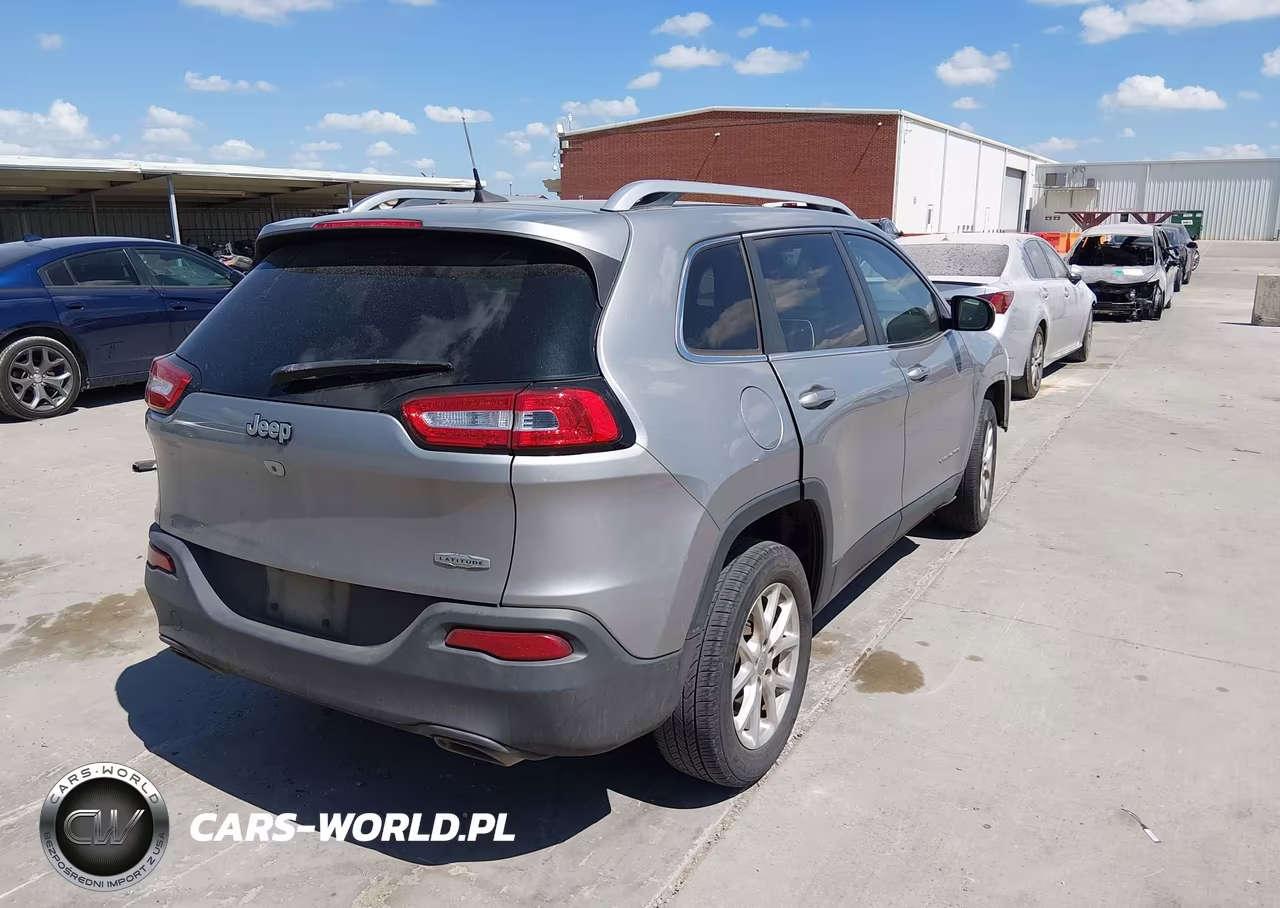 2016 Jeep Cherokee Latitude VIN:1C4PJLCS3GW126645 - 4