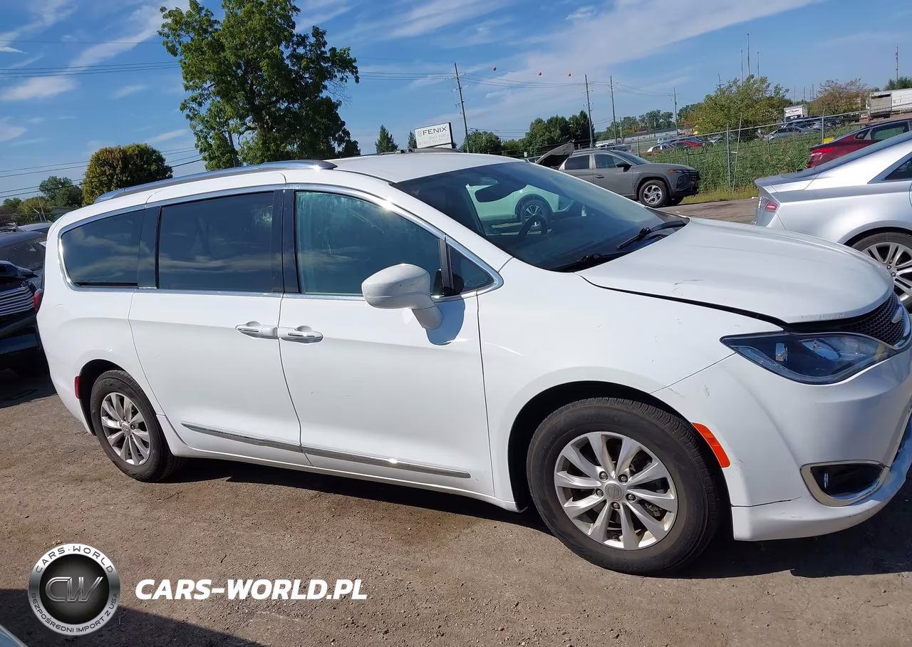 2018 Chrysler Pacifica Touring L VIN:2C4RC1BG2JR188817 - 13