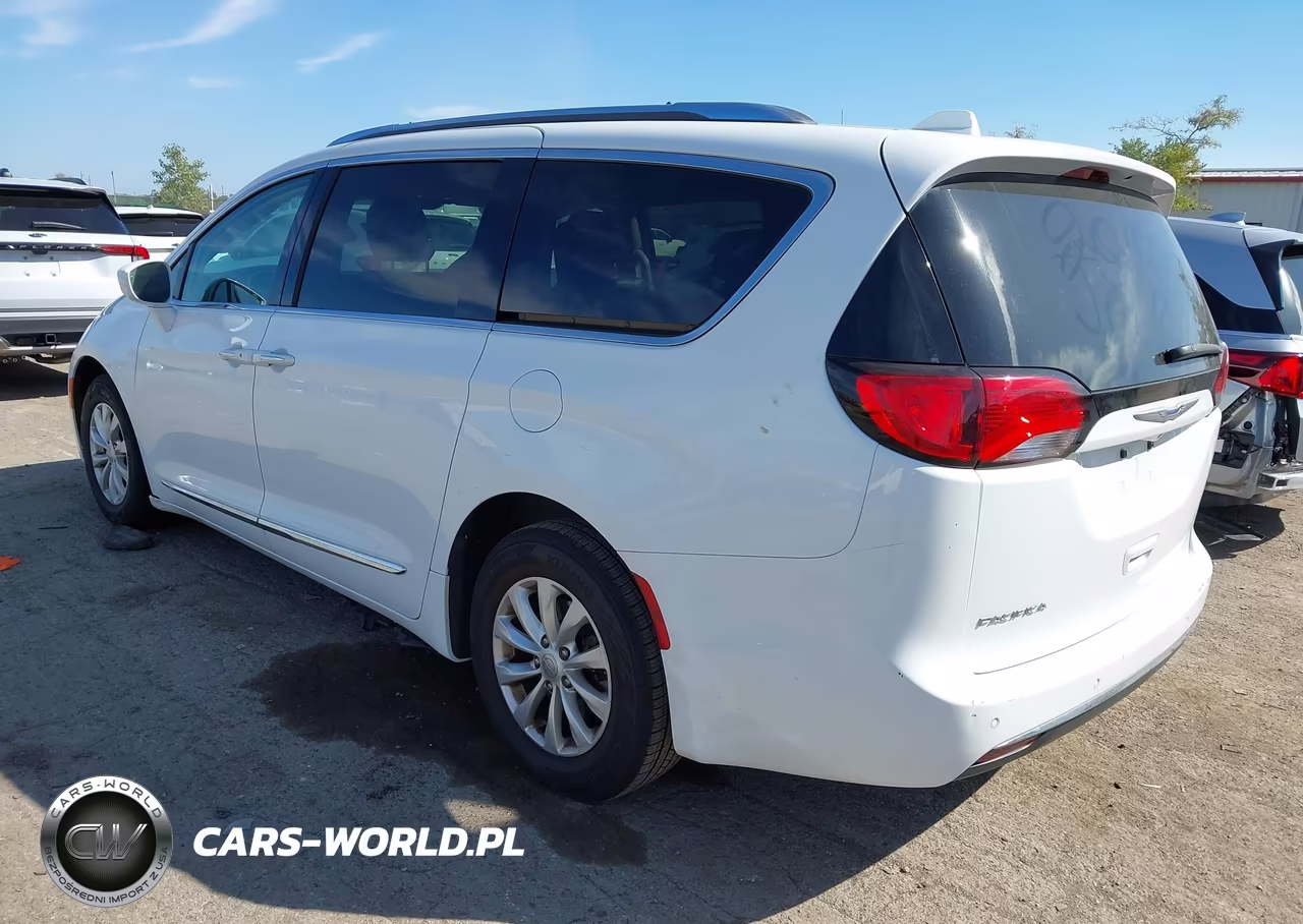 2018 Chrysler Pacifica Touring L VIN:2C4RC1BG2JR188817 - 3