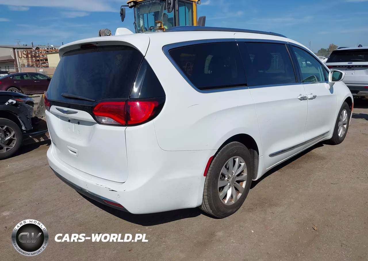 2018 Chrysler Pacifica Touring L VIN:2C4RC1BG2JR188817 - 4
