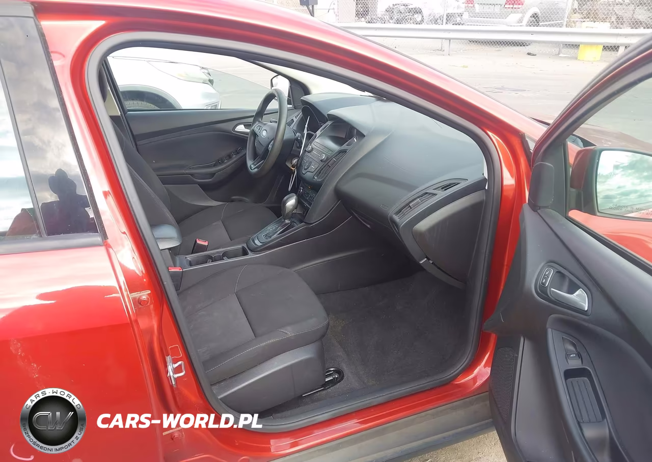 2018 Ford Focus Se VIN:1FADP3K26JL307417 - 5