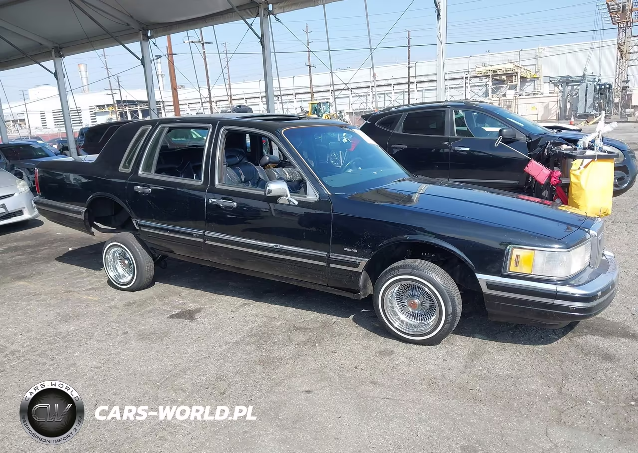 1990 Lincoln Town Car Signature VIN:1LNCM82F9LY796895 - 14