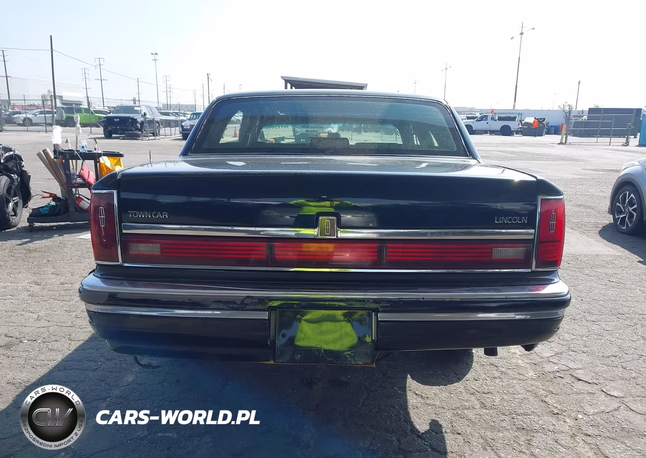 1990 Lincoln Town Car Signature VIN:1LNCM82F9LY796895 - 17