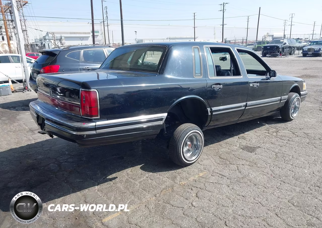1990 Lincoln Town Car Signature VIN:1LNCM82F9LY796895 - 4