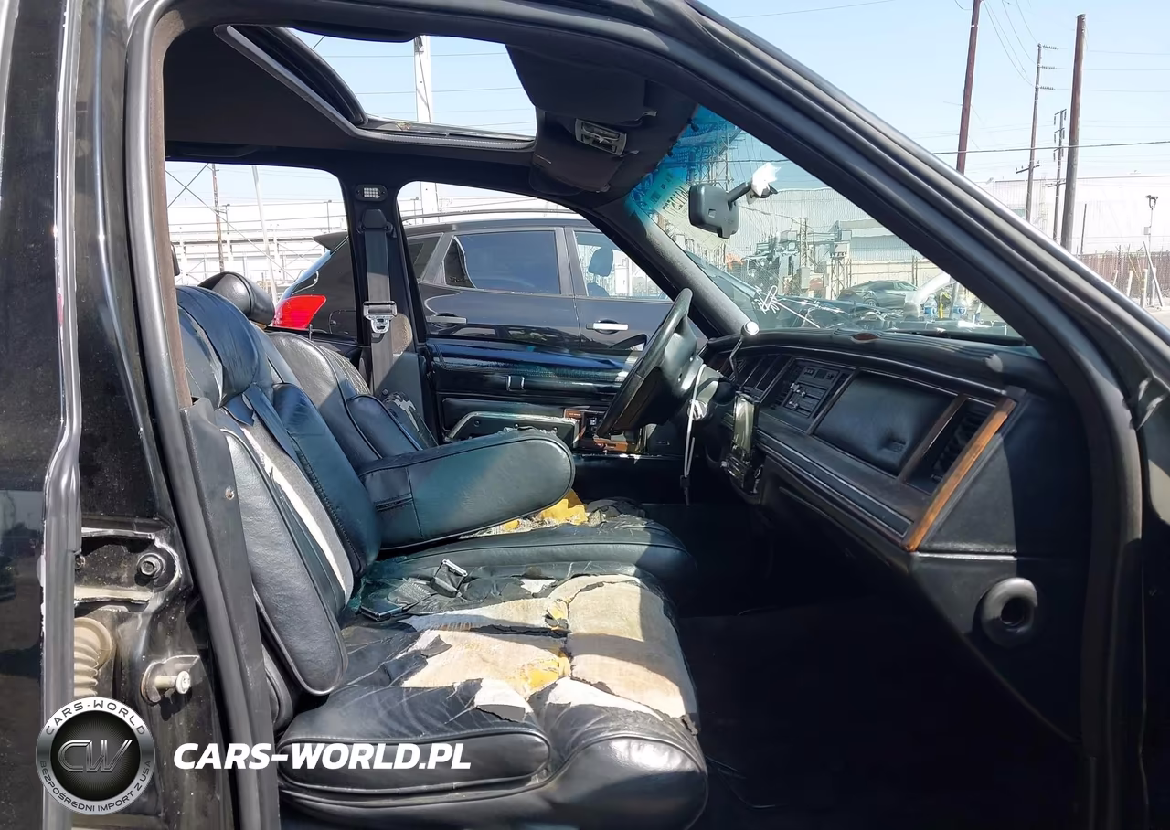 1990 Lincoln Town Car Signature VIN:1LNCM82F9LY796895 - 5