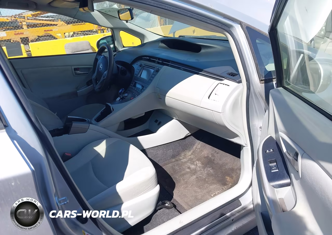 2014 Toyota Prius Two VIN:JTDKN3DU7E1770013 - 5