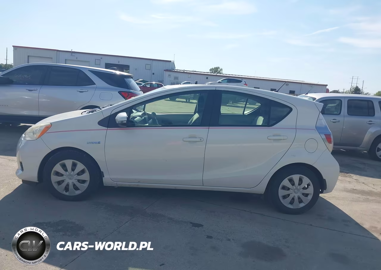 2013 Toyota Prius C One VIN:JTDKDTB33D1535331 - 14