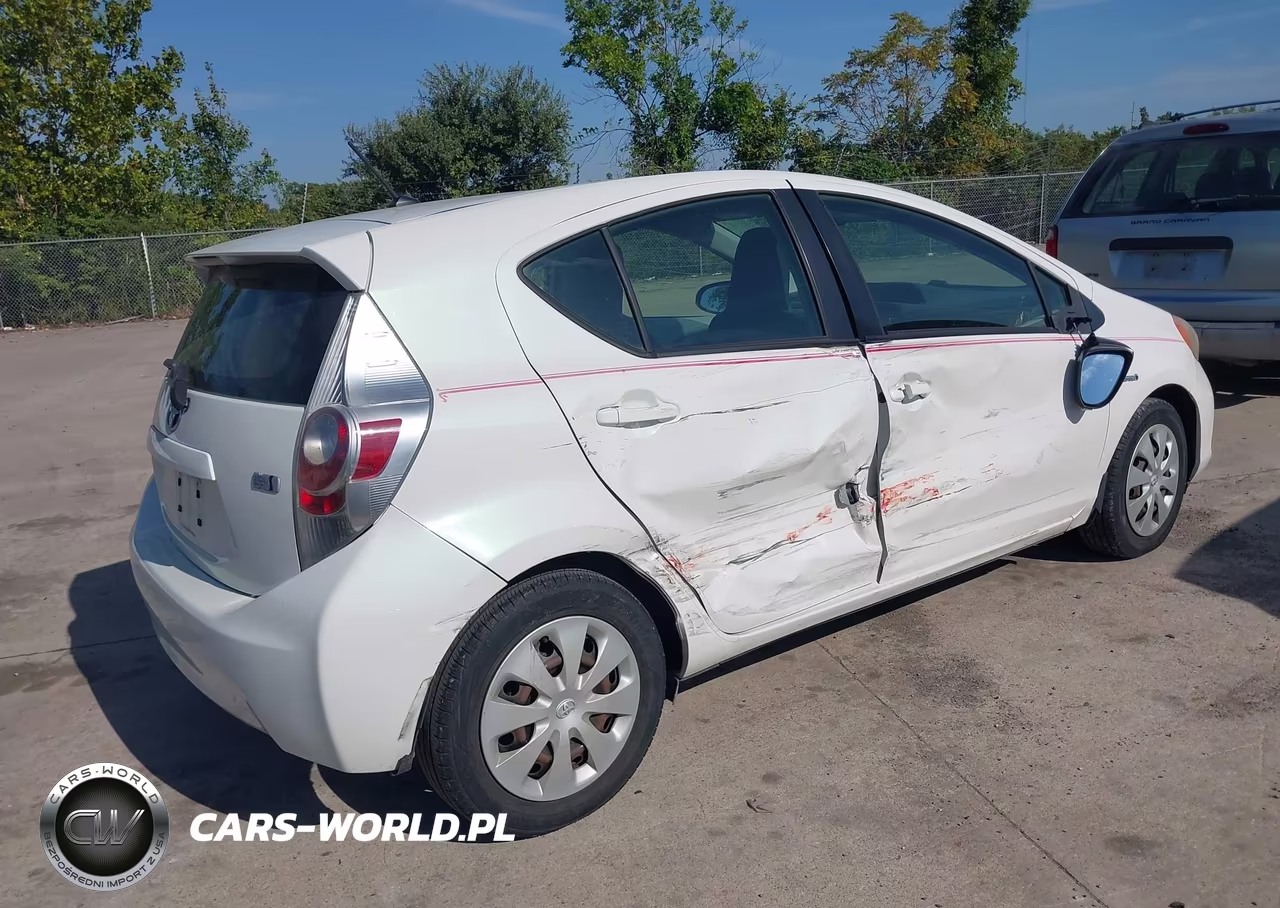 2013 Toyota Prius C One VIN:JTDKDTB33D1535331 - 4