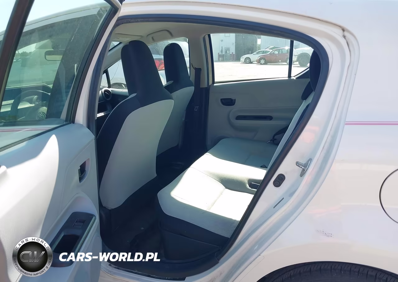 2013 Toyota Prius C One VIN:JTDKDTB33D1535331 - 8
