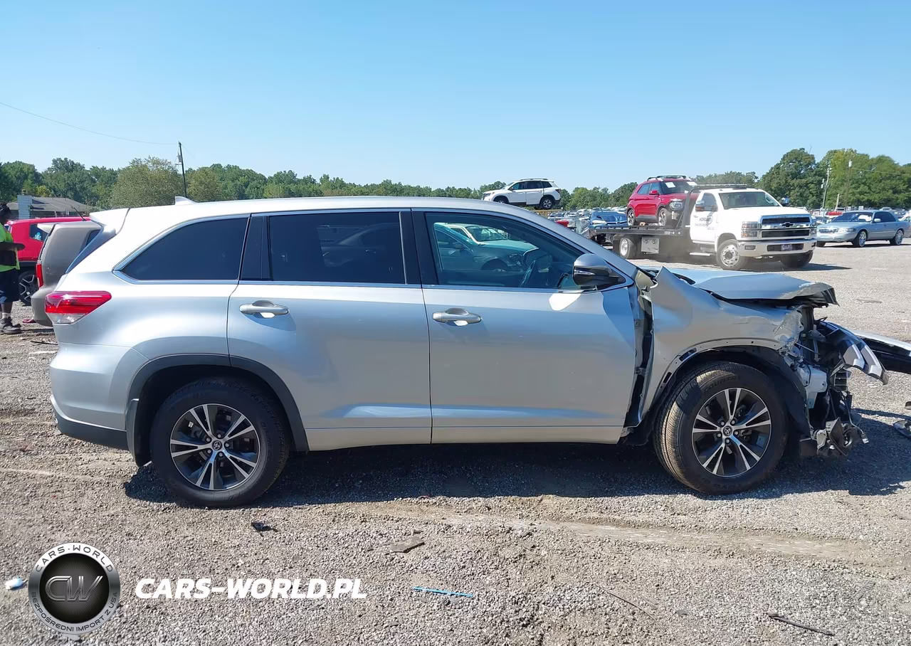 2018 Toyota Highlander Le Plus VIN:5TDBZRFH8JS825783 - 14