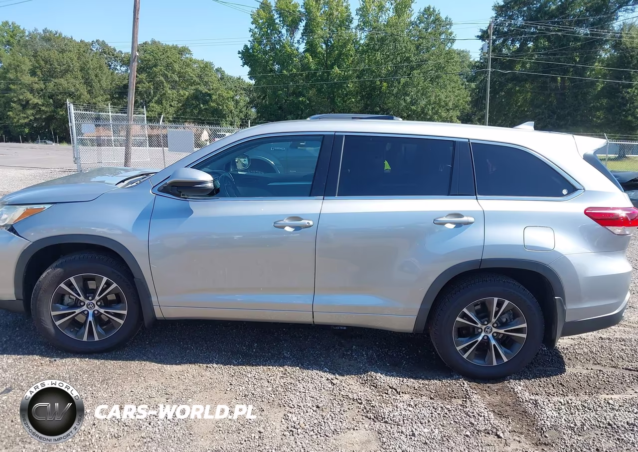 2018 Toyota Highlander Le Plus VIN:5TDBZRFH8JS825783 - 15