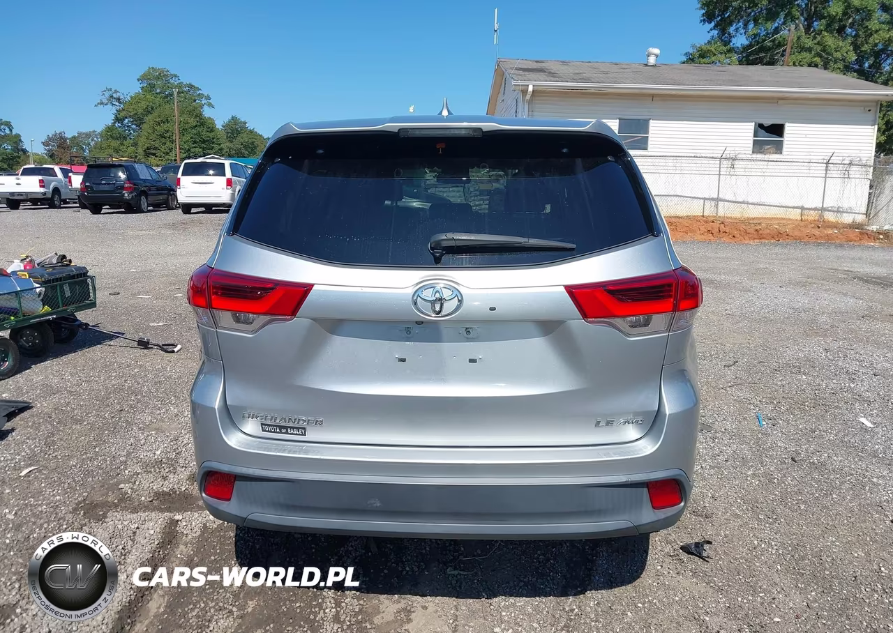2018 Toyota Highlander Le Plus VIN:5TDBZRFH8JS825783 - 17