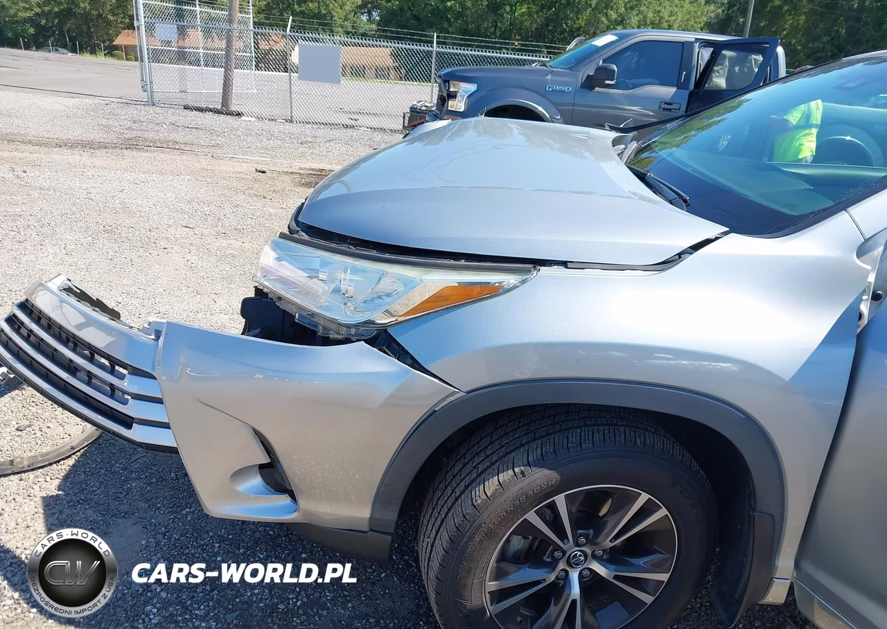 2018 Toyota Highlander Le Plus VIN:5TDBZRFH8JS825783 - 6