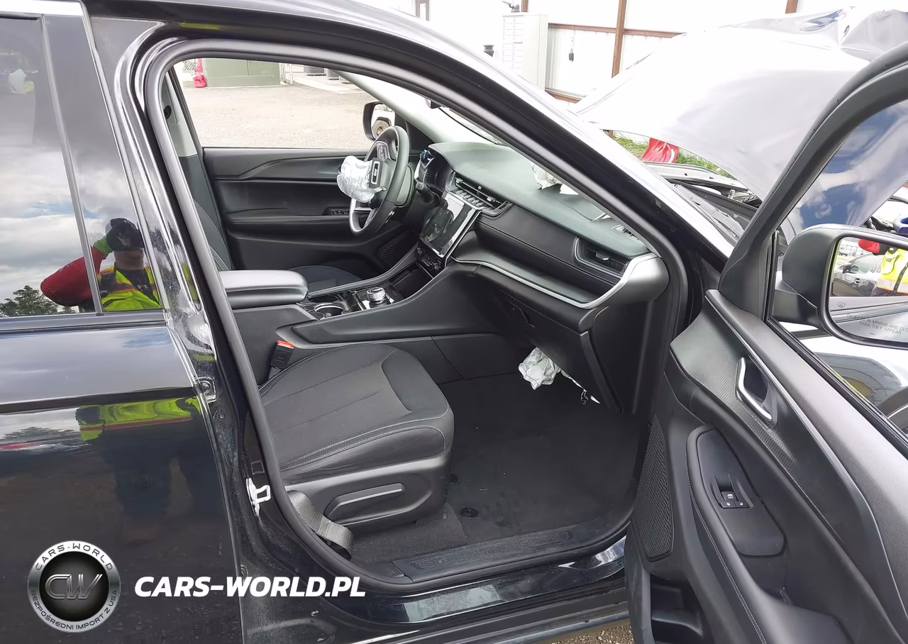 2023 Jeep Grand Cherokee L Laredo 4X4 VIN:1C4RJKAG8P8870196 - 5