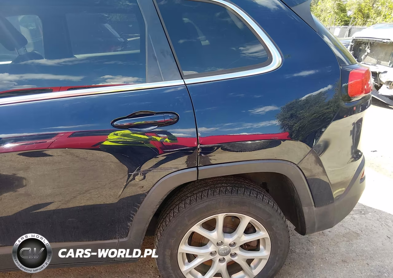 2015 Jeep Cherokee Latitude VIN:1C4PJLCSXFW643035 - 13