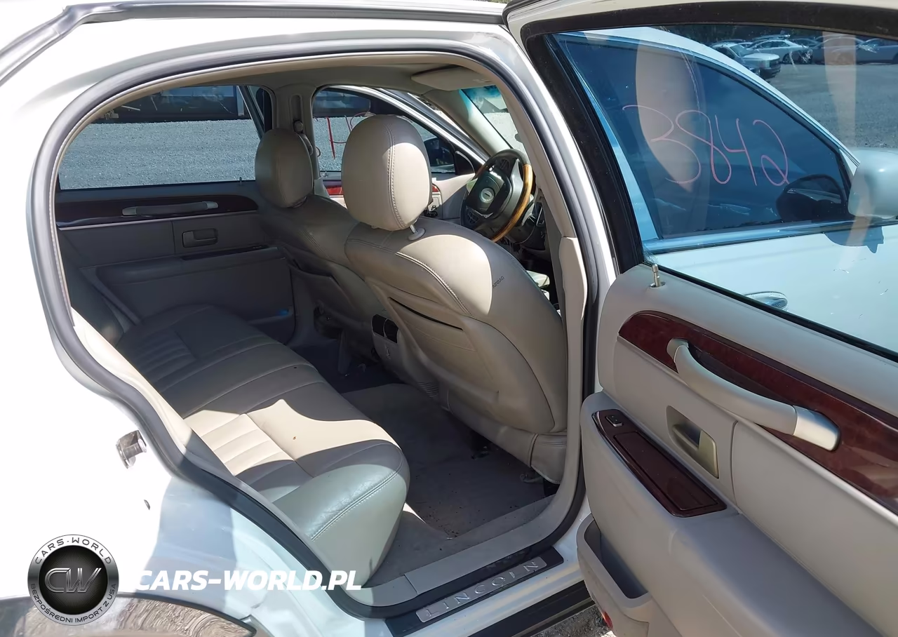 2004 Lincoln Town Car Ultimate VIN:1LNHM83W84Y686927 - 8