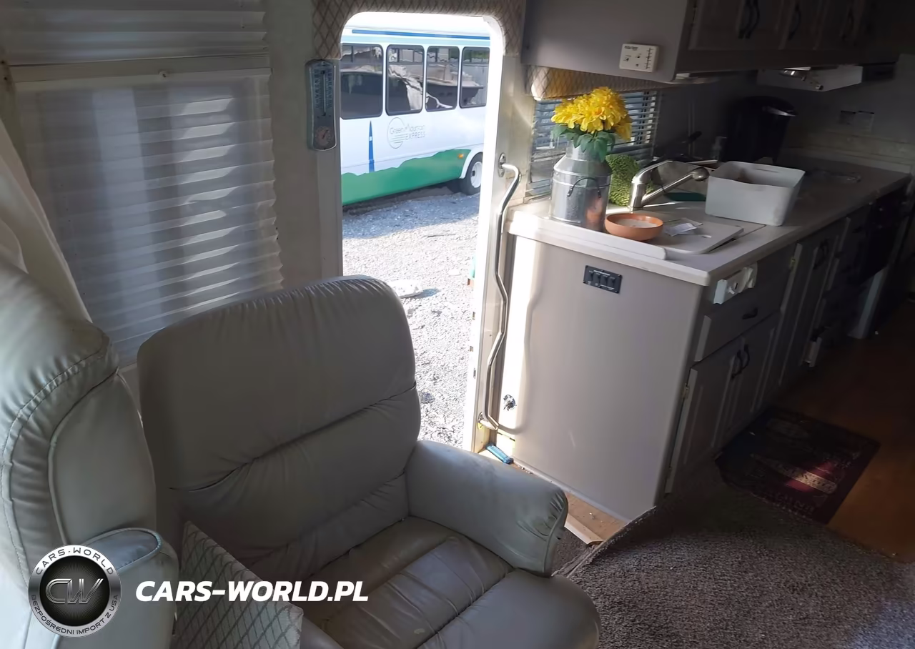2004 Workhorse Custom Chassis Motorhome Chassis W22 VIN:5B4MP67G233366148 - 13