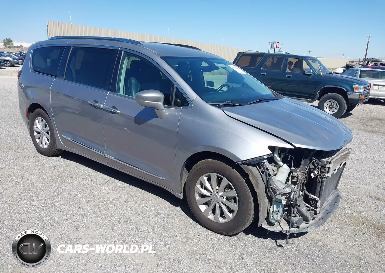 2019 Chrysler Pacifica Touring L VIN:2C4RC1BG8KR626676 - 1
