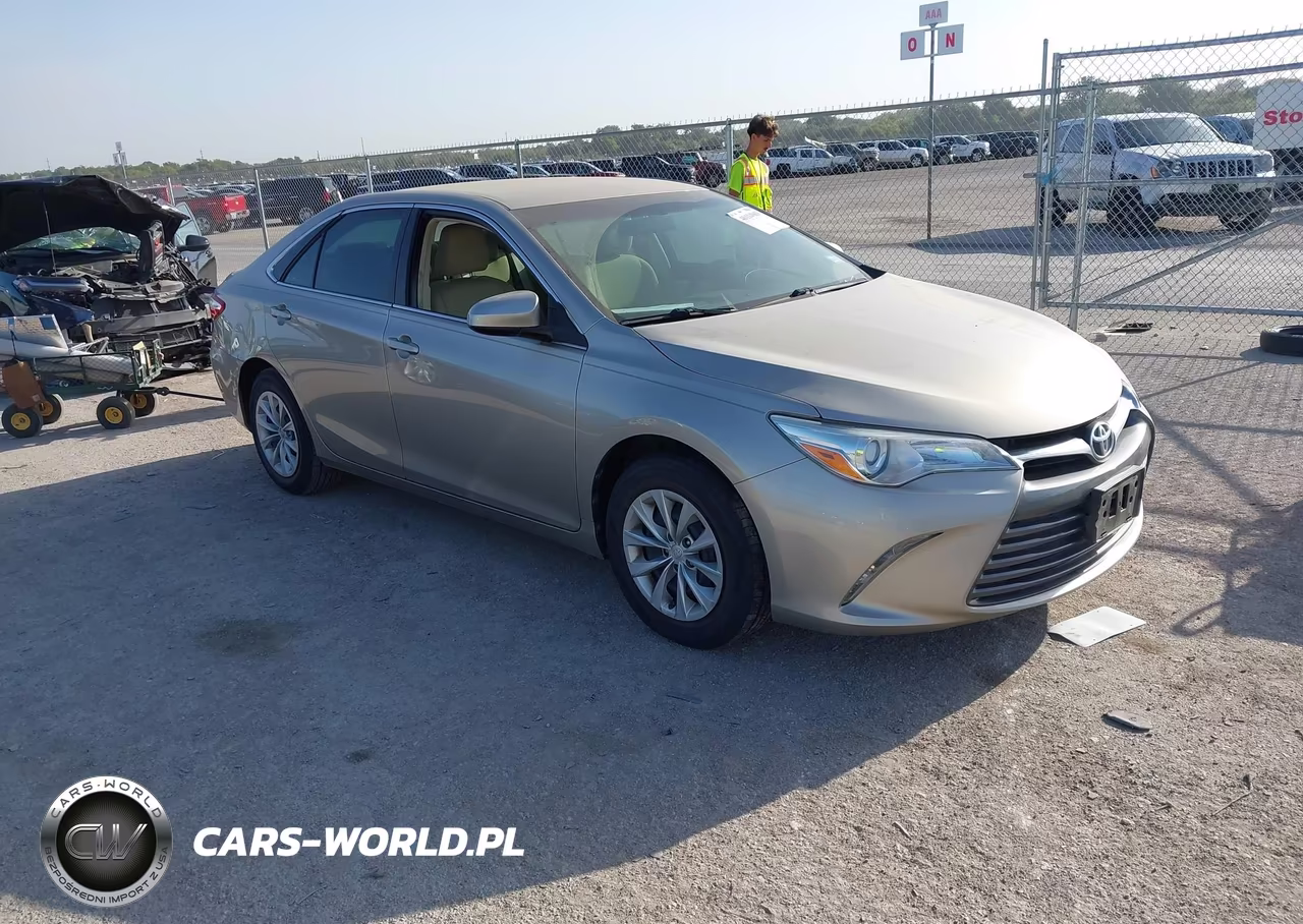 2016 Toyota Camry Le – zdjęcie 1 z 15