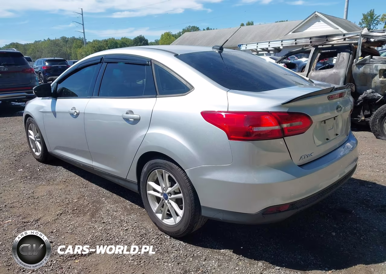 2015 Ford Focus Se VIN:1FADP3F23FL338187 - 3