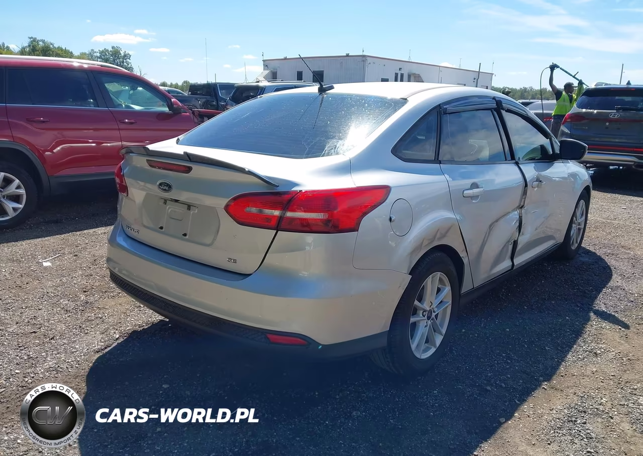 2015 Ford Focus Se VIN:1FADP3F23FL338187 - 4