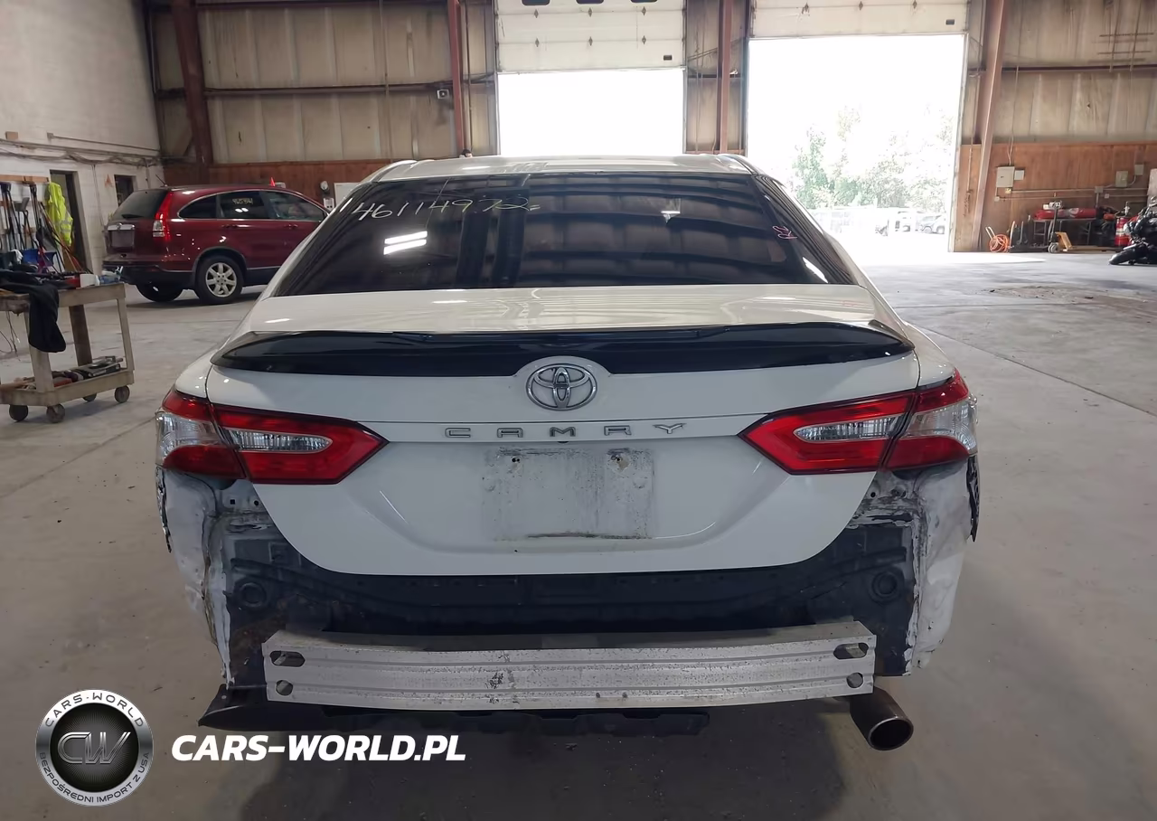 2018 Toyota Camry Le VIN:4T1B11HK2JU095183 - 17