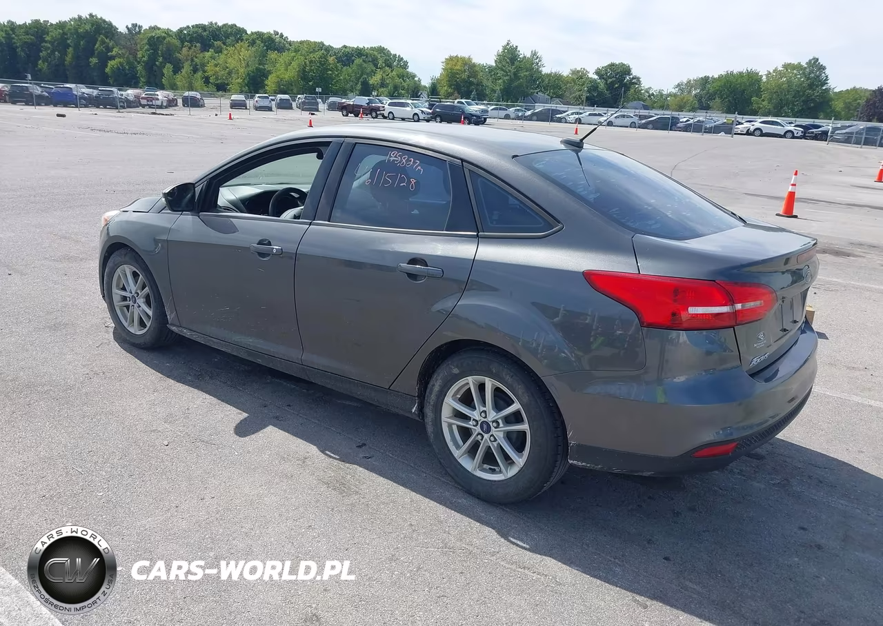 2015 Ford Focus Se VIN:1FADP3F20FL346893 - 3