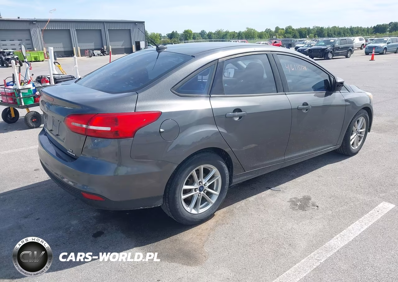 2015 Ford Focus Se VIN:1FADP3F20FL346893 - 4
