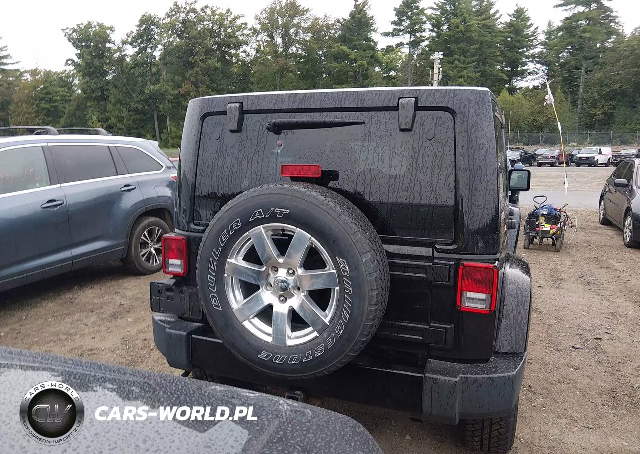 2017 Jeep Wrangler Unlimited Sahara 4X4 VIN:1C4BJWEGXHL733536 - 16