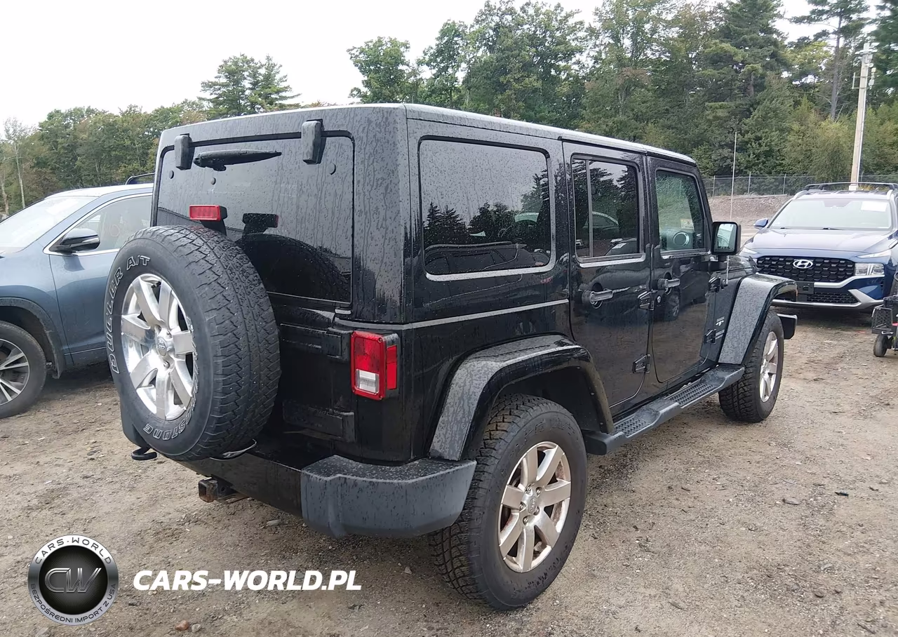 2017 Jeep Wrangler Unlimited Sahara 4X4 VIN:1C4BJWEGXHL733536 - 4