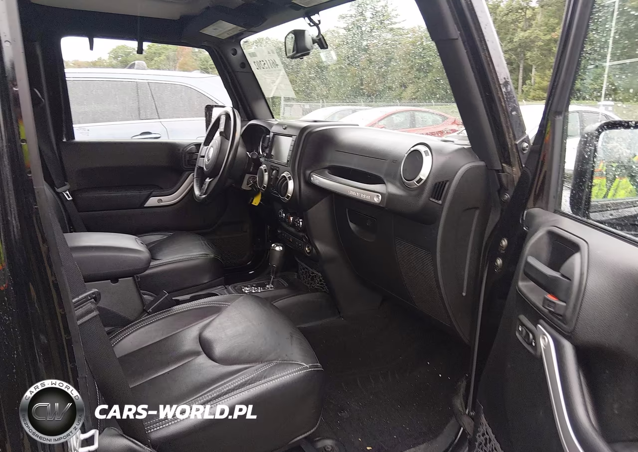2017 Jeep Wrangler Unlimited Sahara 4X4 VIN:1C4BJWEGXHL733536 - 5