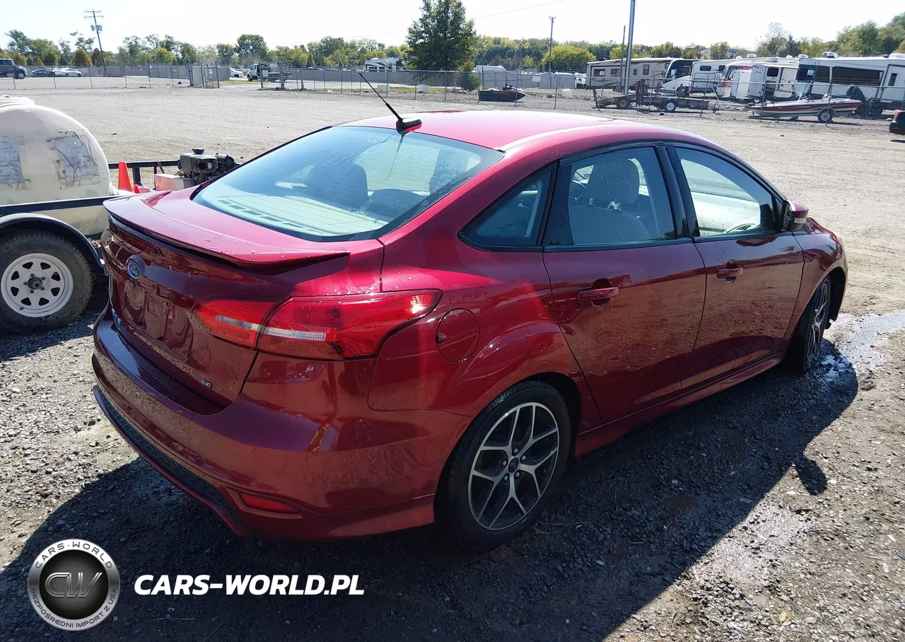 2016 Ford Focus Se VIN:1FADP3F27GL304187 - 4