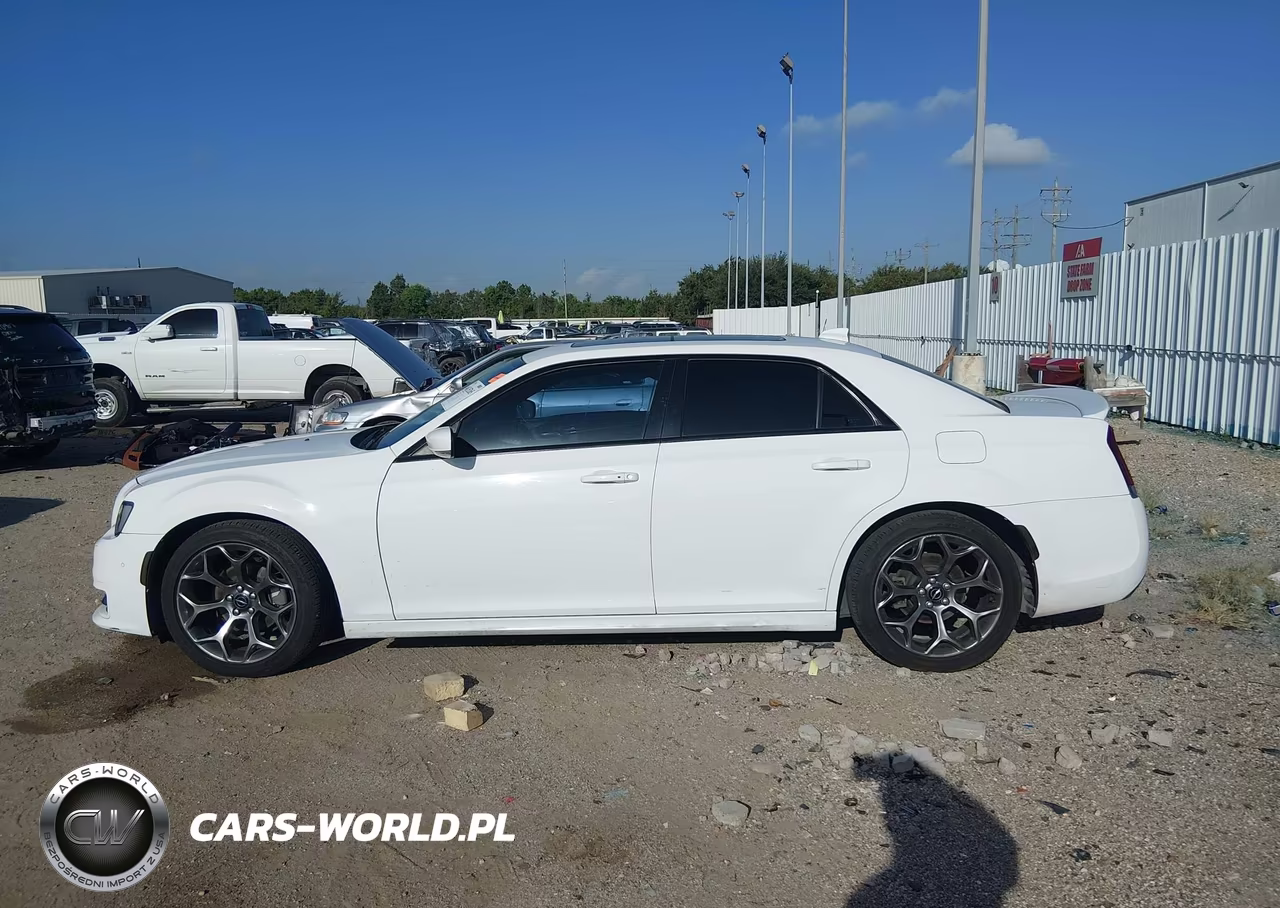 2018 Chrysler 300 300S VIN:2C3CCABG4JH266384 - 14
