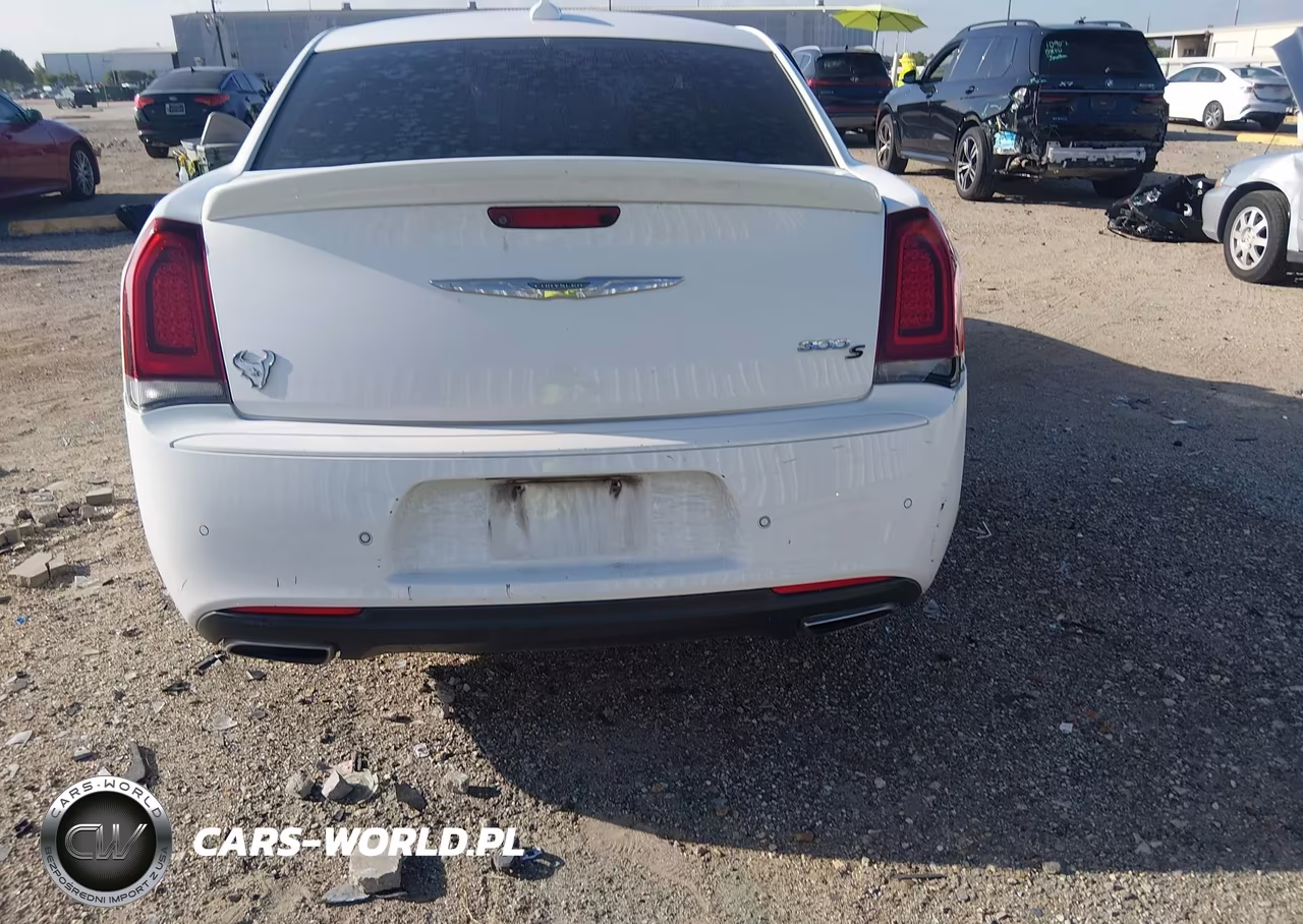 2018 Chrysler 300 300S VIN:2C3CCABG4JH266384 - 16