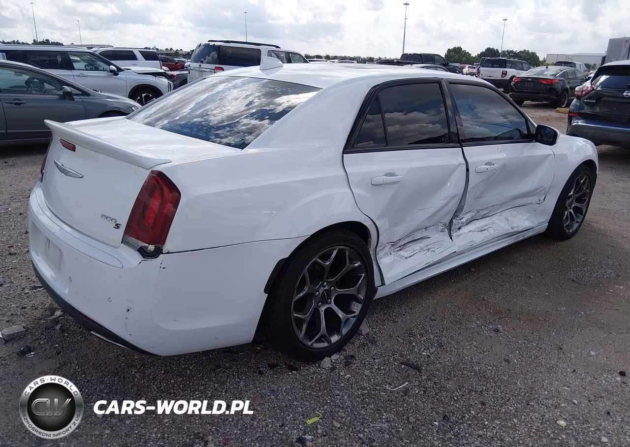 2018 Chrysler 300 300S VIN:2C3CCABG4JH266384 - 4