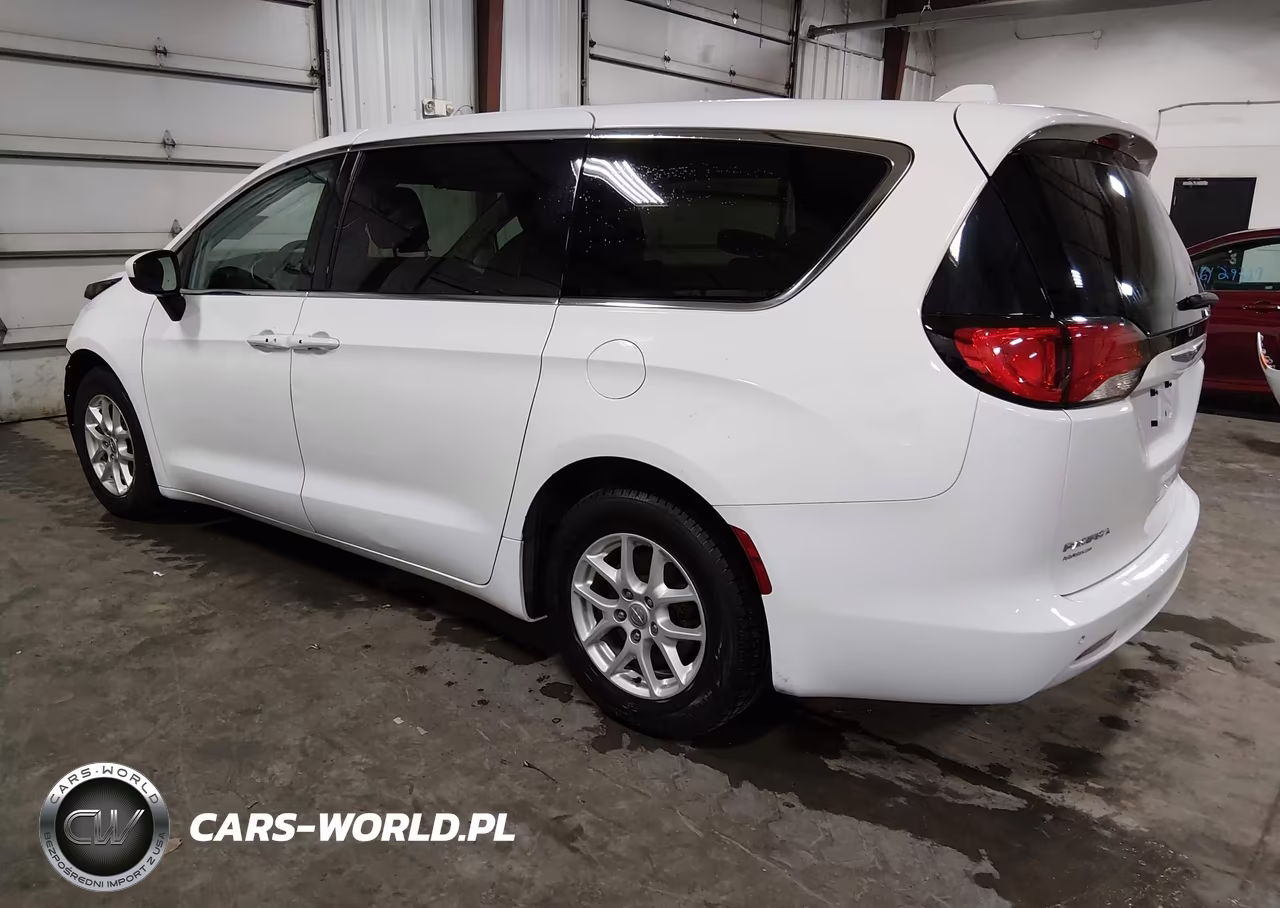 2017 Chrysler Pacifica Touring VIN:2C4RC1DG0HR532104 - 3