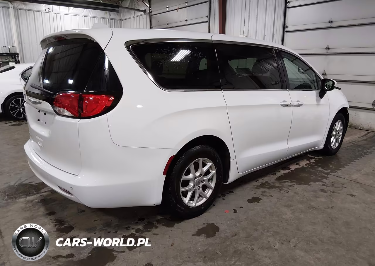 2017 Chrysler Pacifica Touring VIN:2C4RC1DG0HR532104 - 4