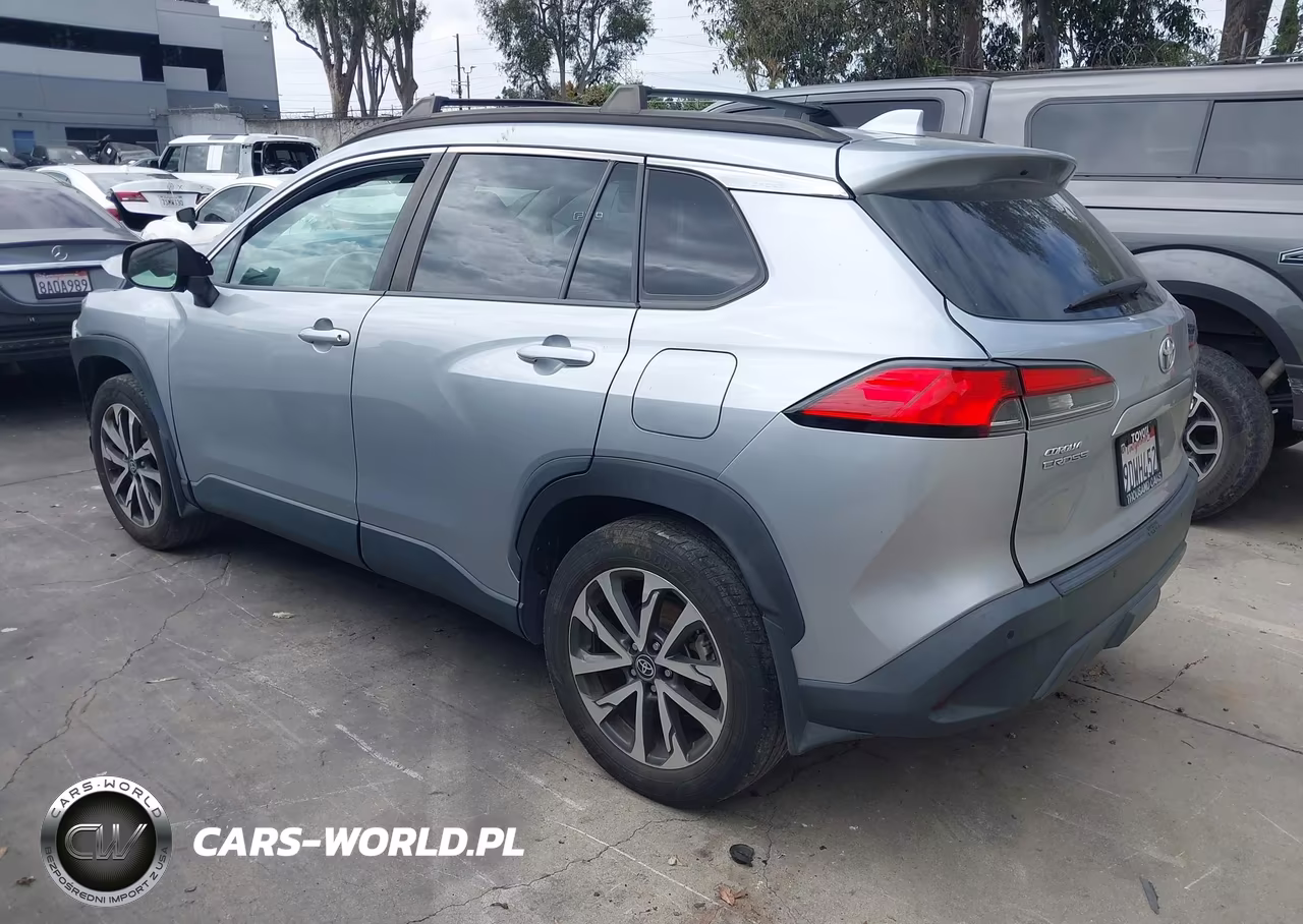 2022 Toyota Corolla Cross Xle VIN:7MUDAABG8NV040061 - 3
