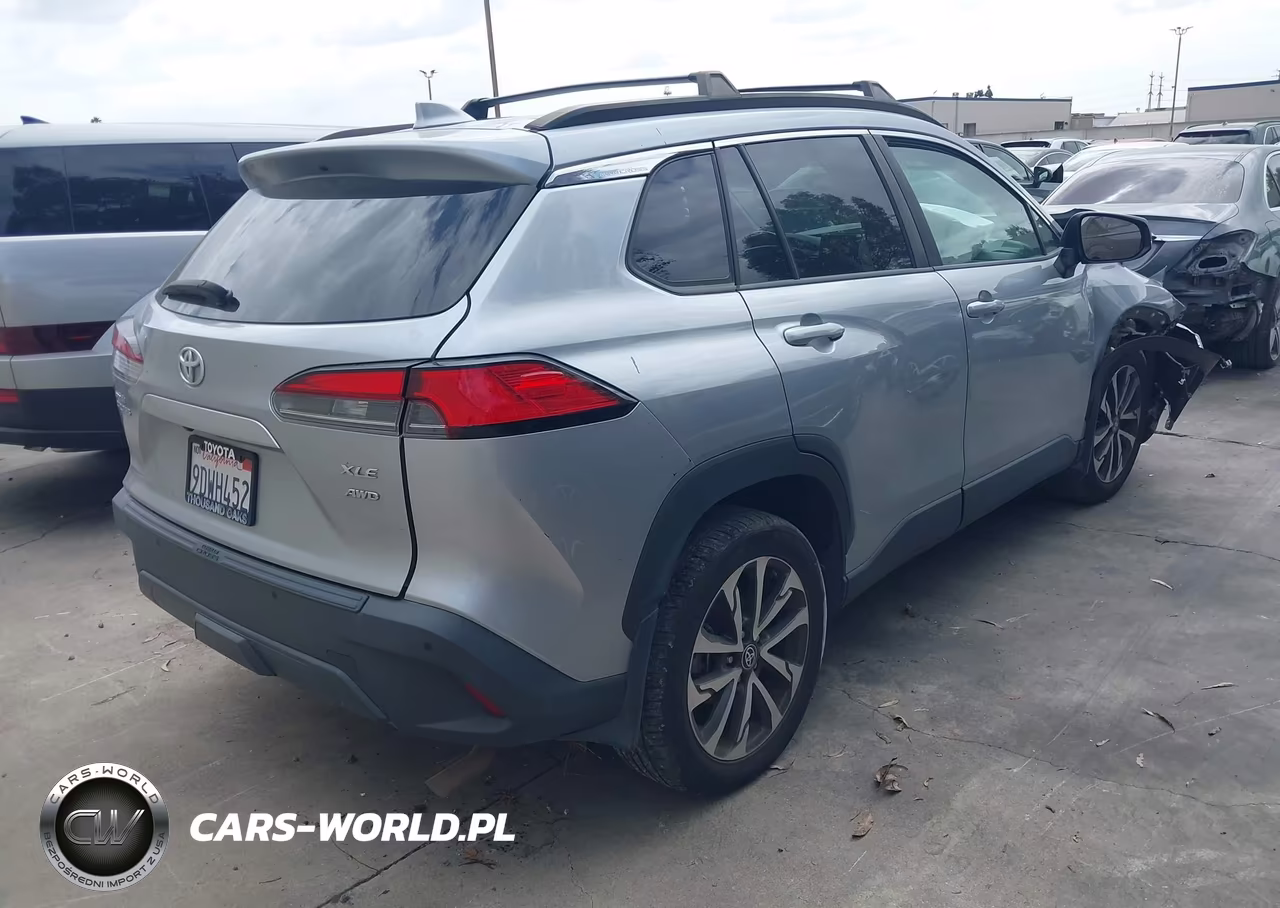 2022 Toyota Corolla Cross Xle VIN:7MUDAABG8NV040061 - 4