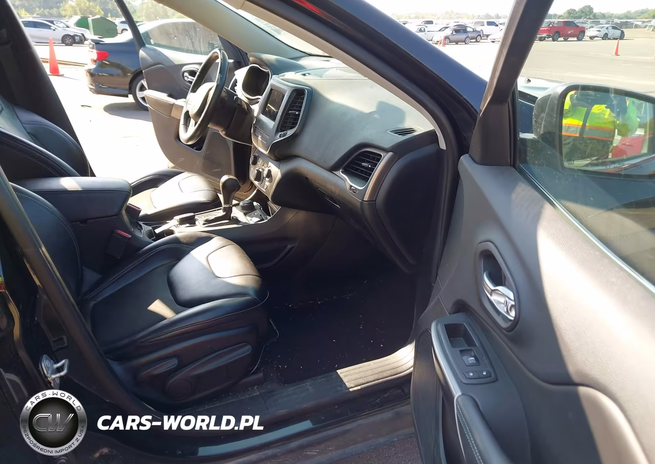 2019 Jeep Cherokee Latitude Plus 4X4 VIN:1C4PJMLX5KD156168 - 5