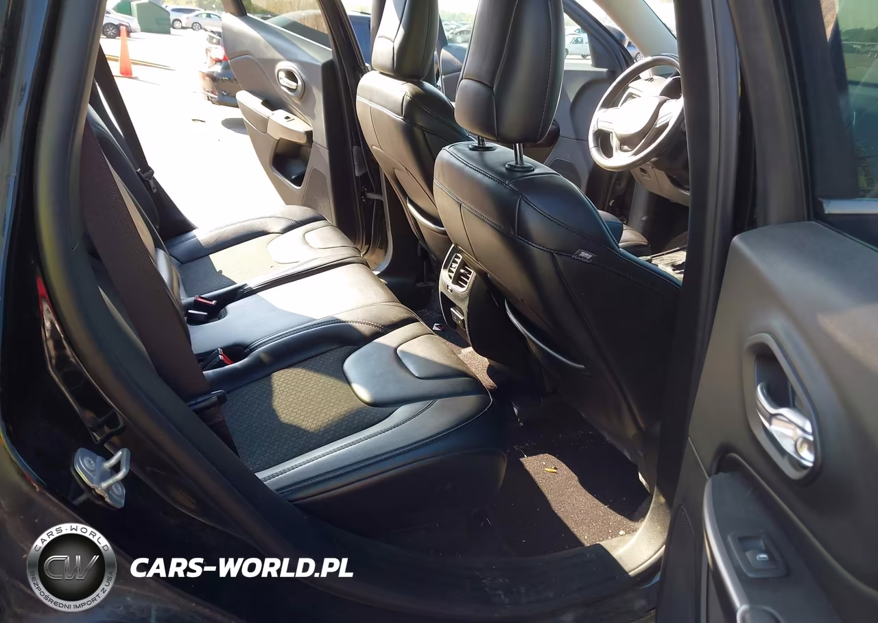 2019 Jeep Cherokee Latitude Plus 4X4 VIN:1C4PJMLX5KD156168 - 8