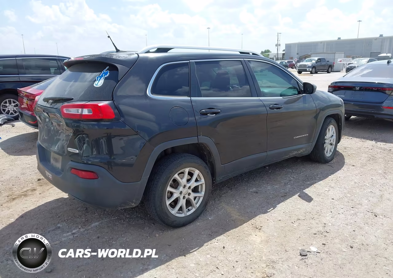 2015 Jeep Cherokee Latitude VIN:1C4PJLCS2FW793463 - 4