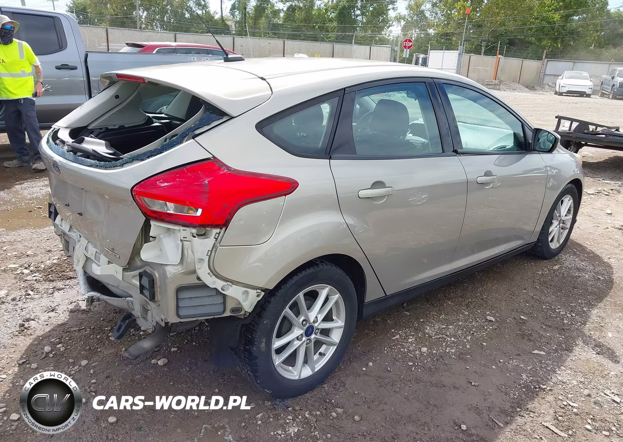 2016 Ford Focus Se VIN:1FADP3K29GL358709 - 4