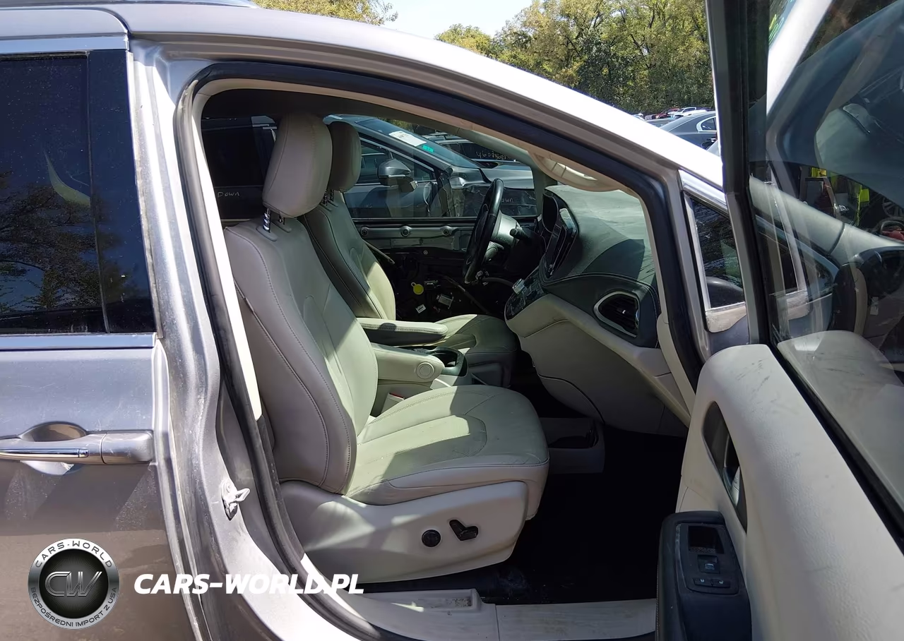 2021 Chrysler Pacifica Hybrid Touring L VIN:2C4RC1L76MR581321 - 5