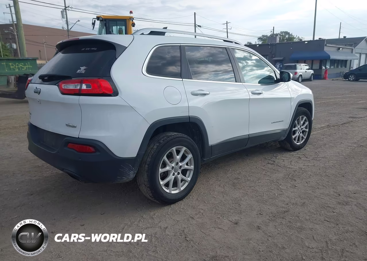 2016 Jeep Cherokee Latitude VIN:1C4PJMCS8GW283612 - 4