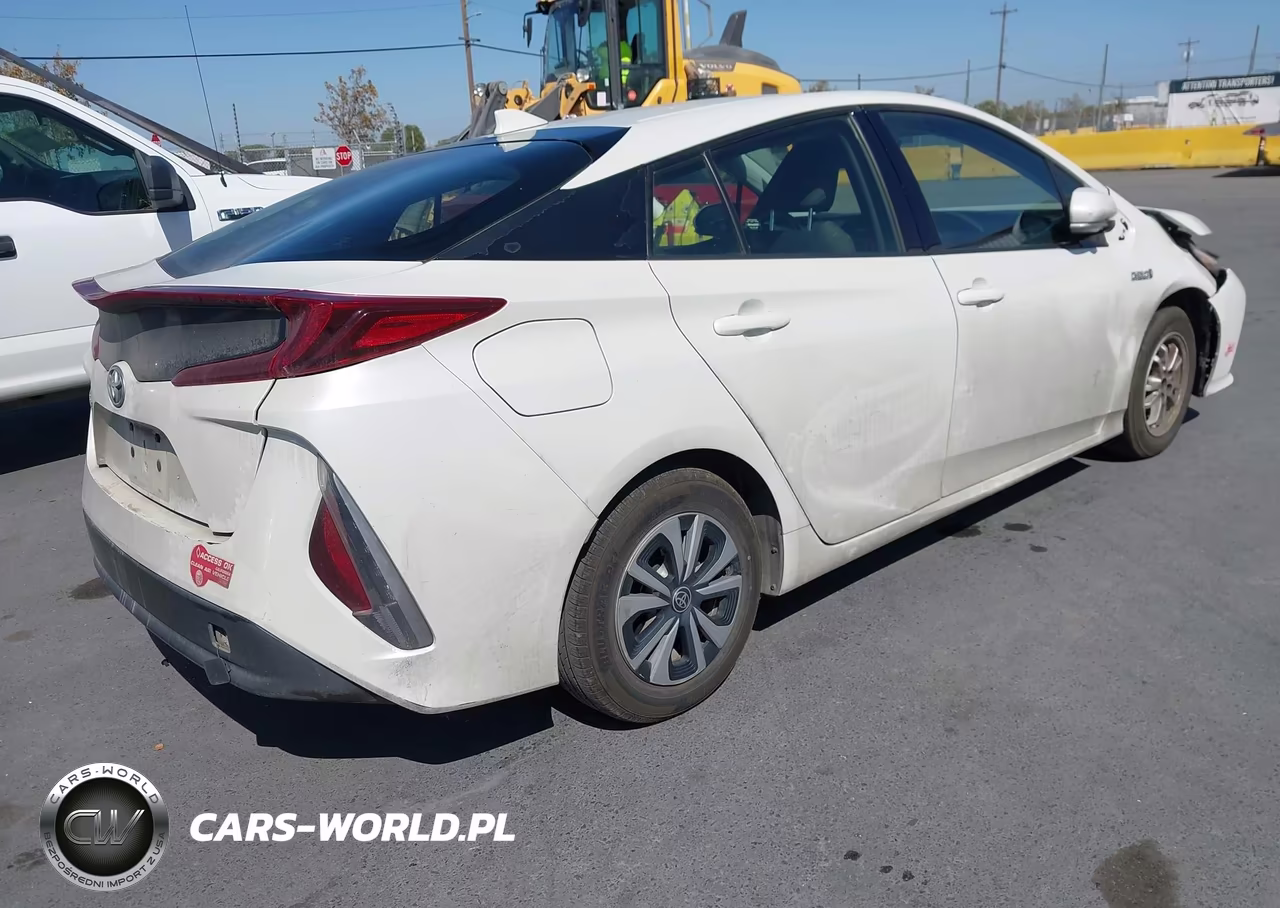 2018 Toyota Prius Prime Plus VIN:JTDKARFP6J3076725 - 4