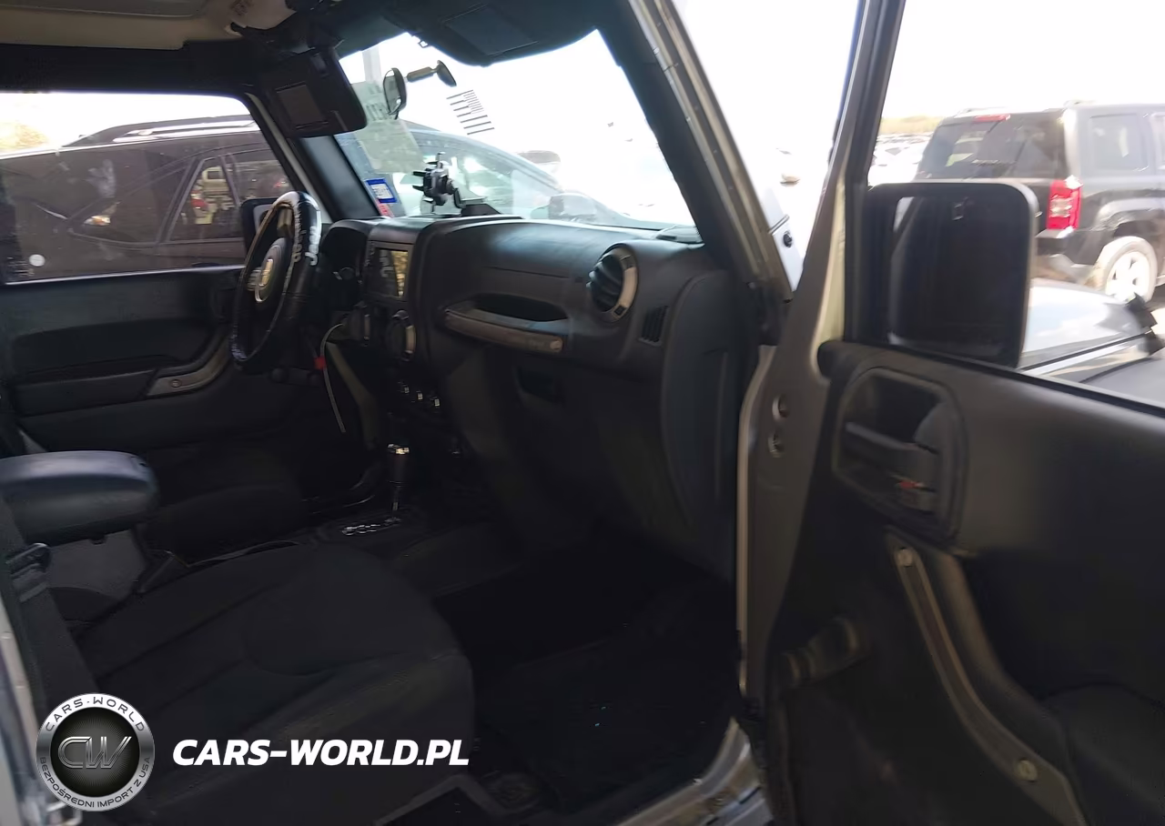 2016 Jeep Wrangler Unlimited Sport VIN:1C4BJWDGXGL298436 - 5
